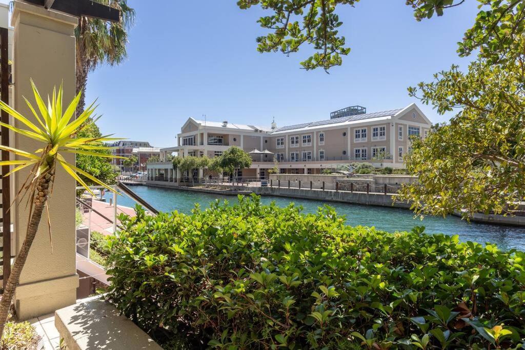 Luxury Waterfront Canals Apartment *